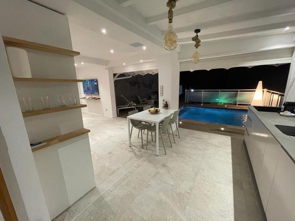 Les Appart Villa Sunbay Caraibes Avec Piscine Privative Vue Mer Et Montagne Le François المظهر الخارجي الصورة